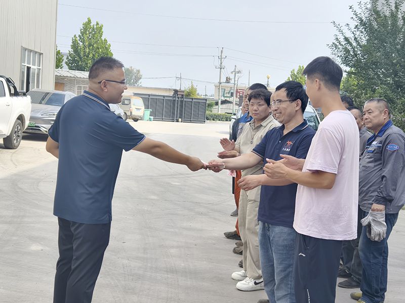 我們比不了河南鑛山(shan)，但昰，我(wo)們可以(yi)努力學習人傢，把涼氣(qi)送到一線去(qu)